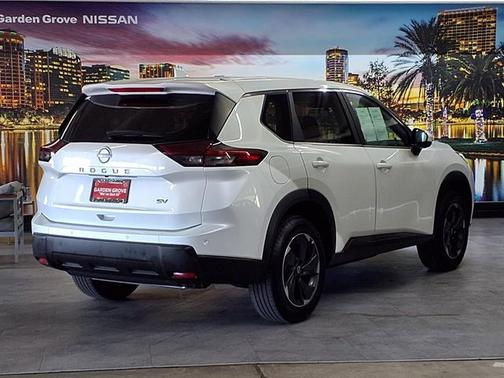 Everest White Pearl 2024 Nissan Rogue SV
