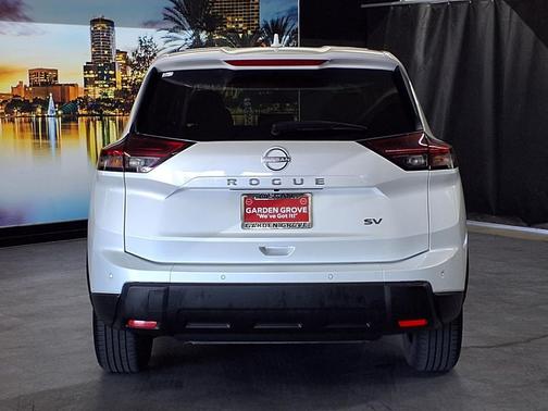 Everest White Pearl 2024 Nissan Rogue SV