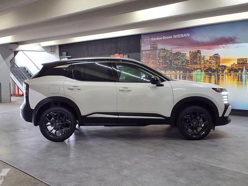 Aspen White/Super Black 2026 Nissan Kicks SR