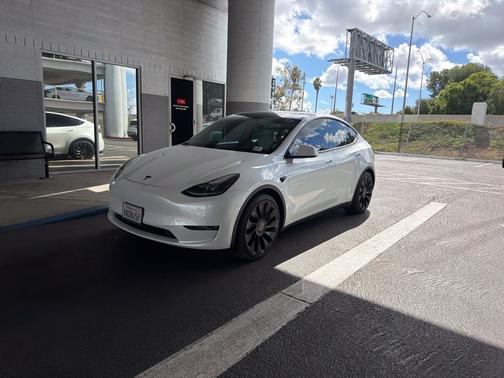 Pearl White Multi-Coat 2022 Tesla Model Y Performance