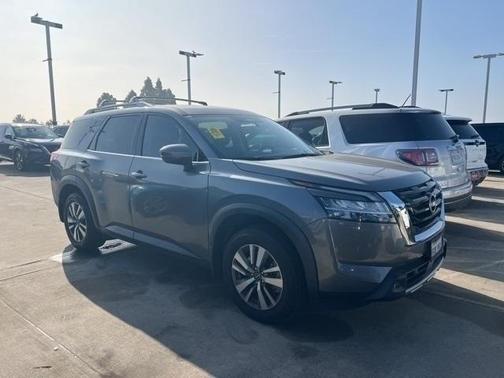 2022 Nissan Pathfinder SL 2WD