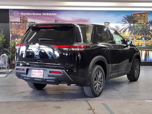 2025 Nissan Pathfinder S FWD