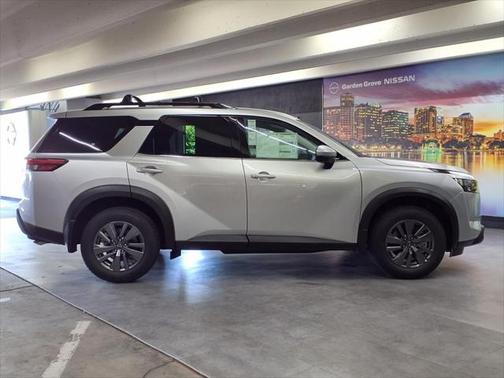2025 Nissan Pathfinder SV FWD