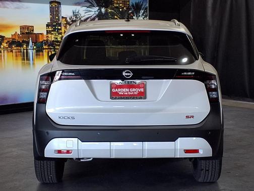 Aspen White Tricoat 2026 Nissan Kicks SR