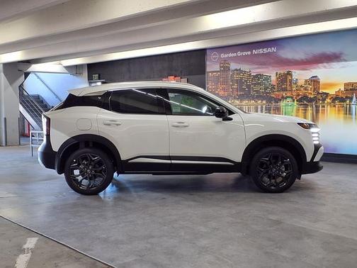 Aspen White Tricoat 2026 Nissan Kicks SR