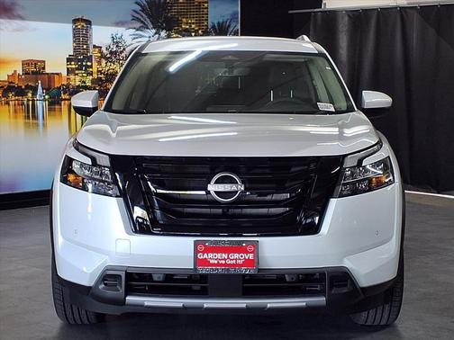 2025 Nissan Pathfinder SL FWD