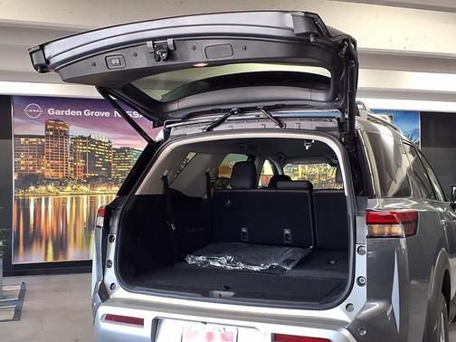 2025 Nissan Pathfinder SL FWD