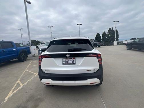Aspen White Tricoat 2025 Nissan Kicks SR