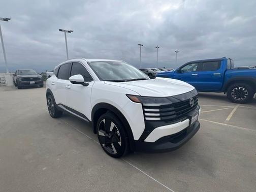 Aspen White Tricoat 2025 Nissan Kicks SR