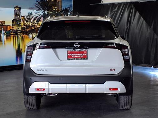 Aspen White Tricoat/Super Black 2026 Nissan Kicks SR
