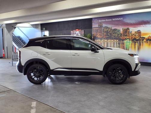 Aspen White Tricoat/Super Black 2026 Nissan Kicks SR