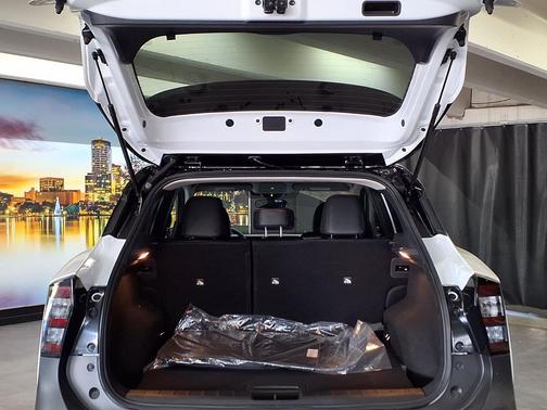 Aspen White Tricoat/Super Black 2026 Nissan Kicks SR