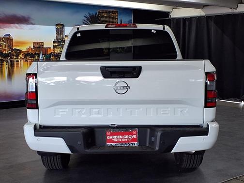 2025 Nissan Frontier SV
