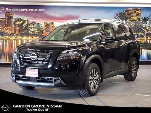 2025 Nissan Pathfinder SL FWD