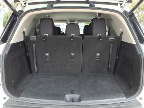 Glacier White 2025 Nissan Pathfinder SV