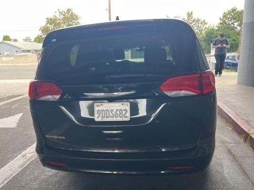 2022 Chrysler Voyager LX