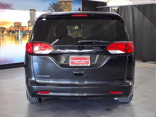 2022 Chrysler Voyager LX