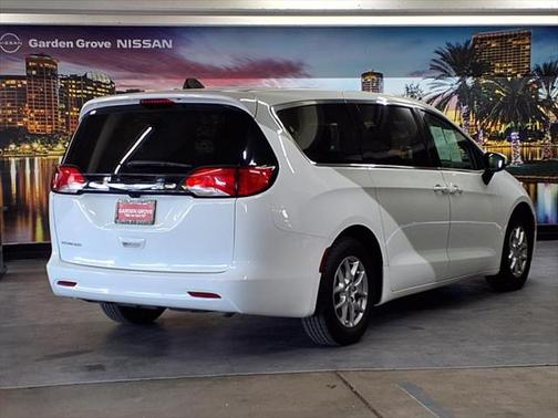 2023 Chrysler Voyager LX
