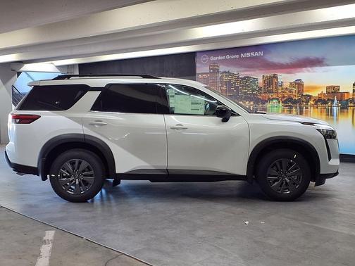 Everest White Pearl Tricoat 2026 Nissan Pathfinder SV