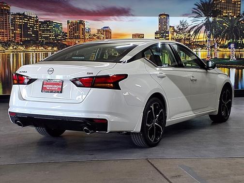 2025 Nissan Altima SR FWD