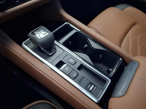 2025 Nissan Pathfinder Platinum FWD