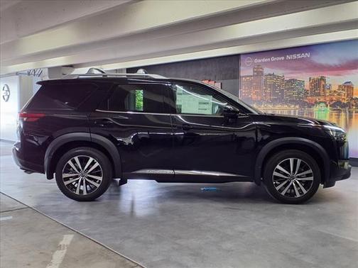 2025 Nissan Pathfinder Platinum FWD
