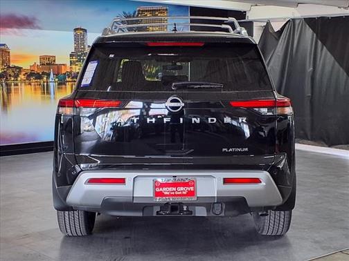 2025 Nissan Pathfinder Platinum FWD