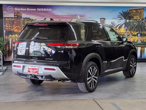 2025 Nissan Pathfinder Platinum FWD