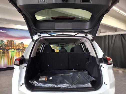 Everest White Pearl Tricoat 2026 Nissan Rogue SV