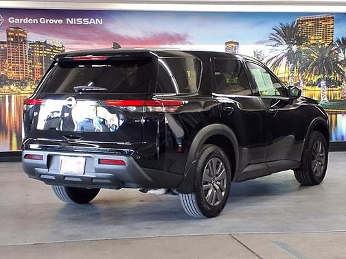 2025 Nissan Pathfinder S FWD