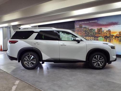 2025 Nissan Pathfinder SL FWD