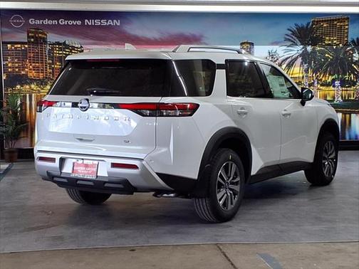 2025 Nissan Pathfinder SL FWD