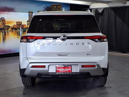 2025 Nissan Pathfinder SL FWD