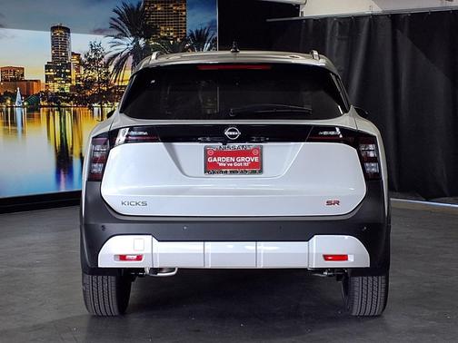 Aspen White Tricoat/Super Black 2026 Nissan Kicks SR