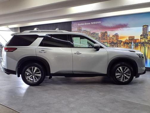 Brilliant Silver Metallic 2022 Nissan Pathfinder SL
