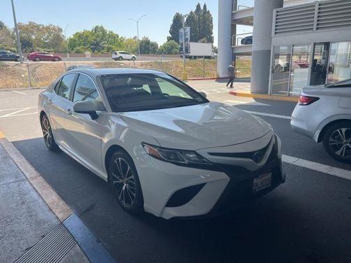Super White 2020 Toyota Camry SE