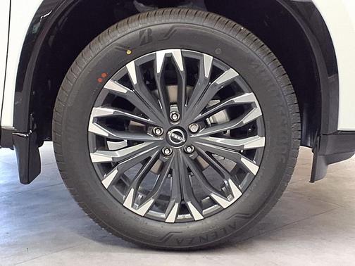 Everest White Pearl Tricoat 2026 Nissan Rogue Platinum