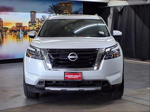 2025 Nissan Pathfinder SL FWD