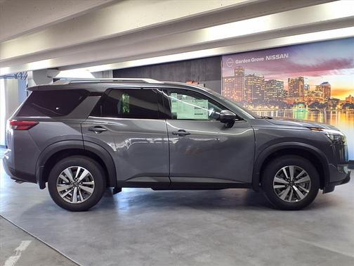2025 Nissan Pathfinder SL FWD