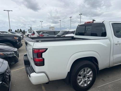 Glacier White 2024 Nissan Frontier SV