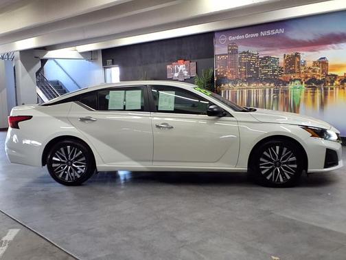 Pearl White Tricoat 2025 Nissan Altima 2.5 SV