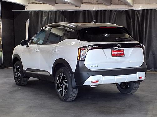 Aspen White/Super Black 2026 Nissan Kicks SV