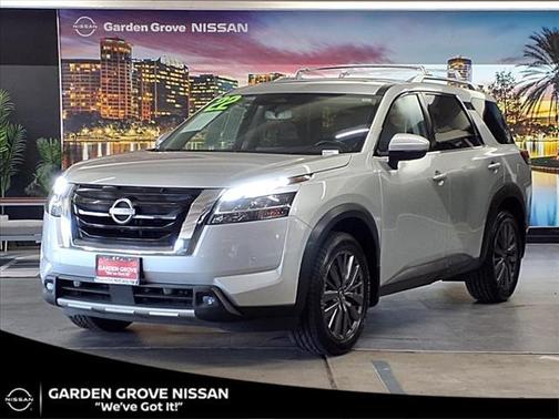 2022 Nissan Pathfinder SL 2WD