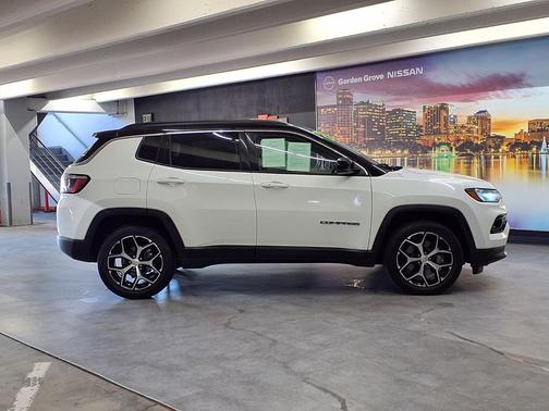 Bright White Clearcoat 2024 Jeep Compass Limited