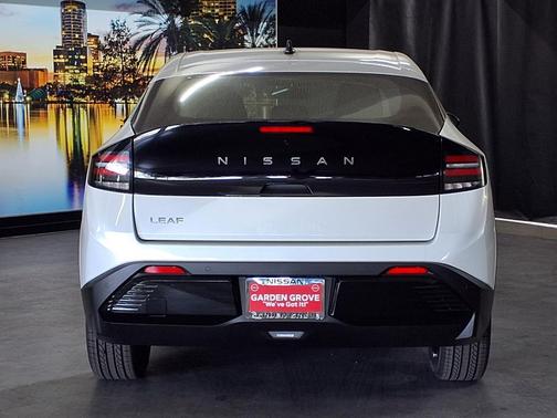 Everest White Pearl Tricoat 2026 Nissan Leaf SV+