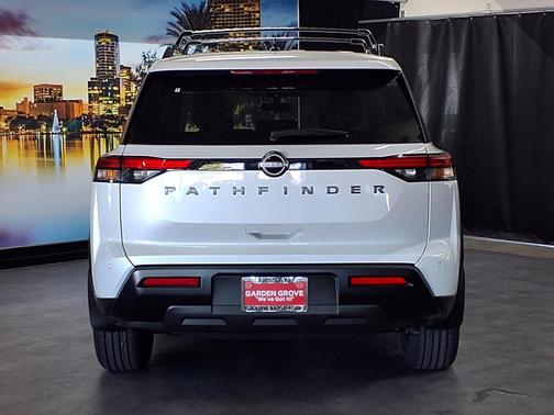 Everest White Pearl Tricoat 2026 Nissan Pathfinder SV