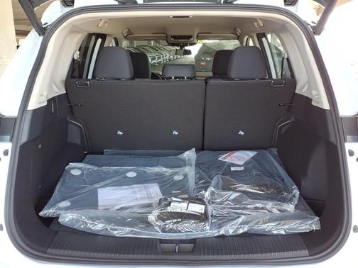 Everest White Pearl Tricoat 2026 Nissan Rogue SV