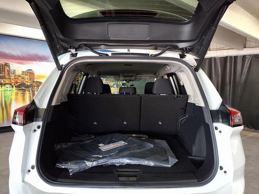 Everest White Pearl Tricoat 2026 Nissan Rogue SV