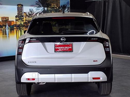 Aspen White/Super Black 2026 Nissan Kicks SR