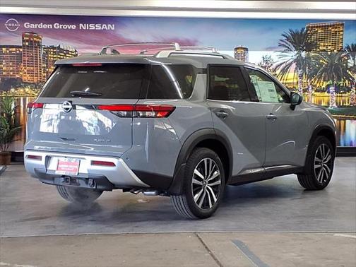 2025 Nissan Pathfinder Platinum FWD